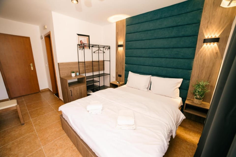 Bed, Bedroom, towels