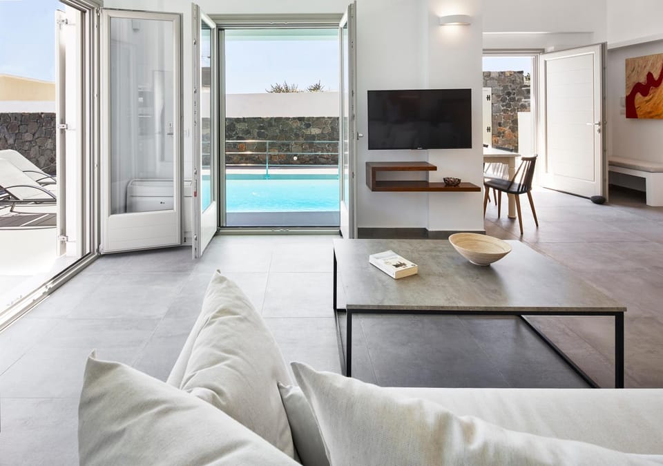 TV and multimedia, Living room, Seating area, Pool view