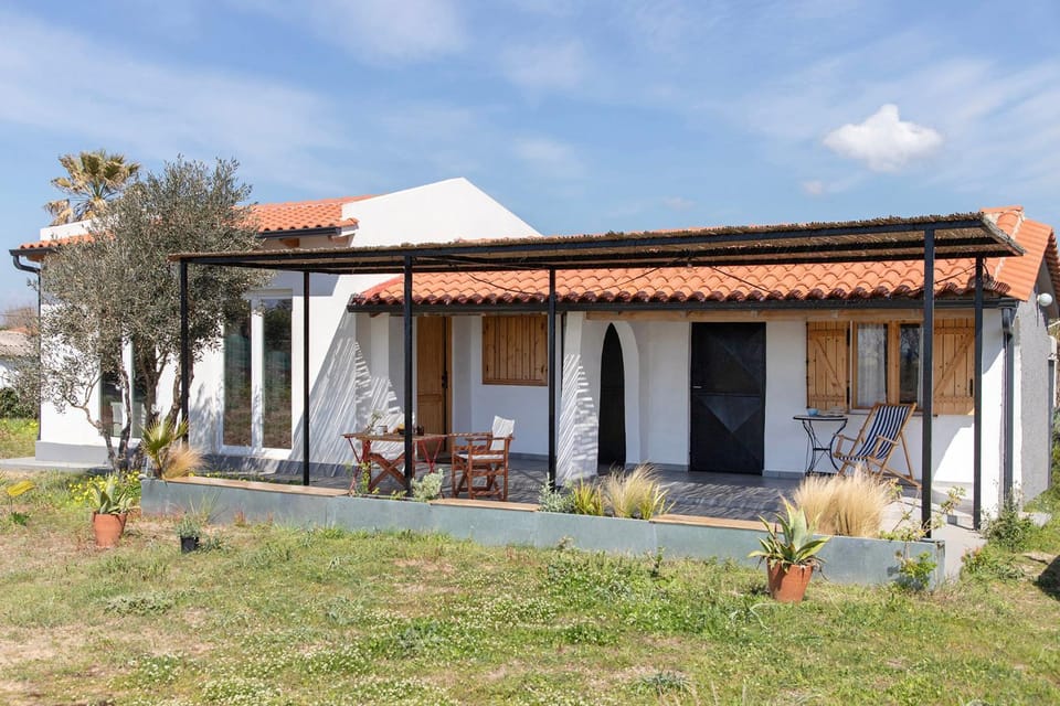 Property building, Patio, Day, Garden, Garden view