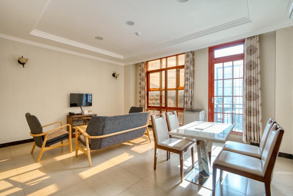 TV and multimedia, Balcony/Terrace, Living room, Seating area, Dining area