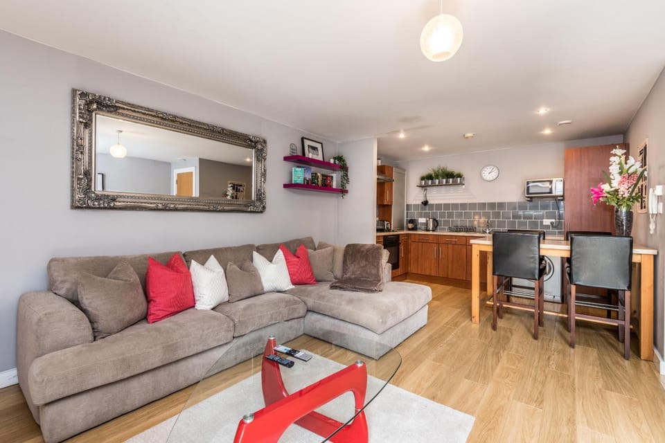 Kitchen or kitchenette, Living room, Seating area, Dining area, oven, stove