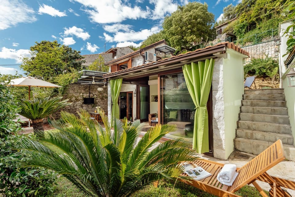 Property building, Patio, Spring, Day, Garden, Garden view
