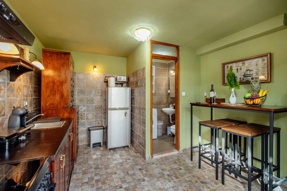 Kitchen or kitchenette, Dining area, dishwasher, oven, pet friendly, stove