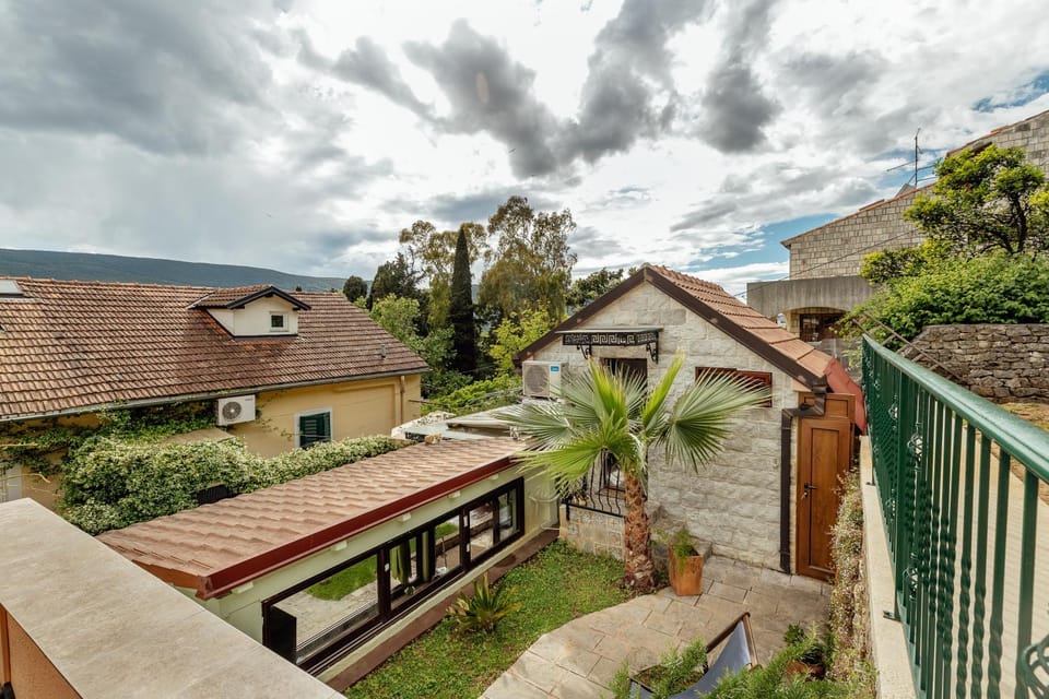 Property building, Day, Natural landscape, Garden view, Inner courtyard view