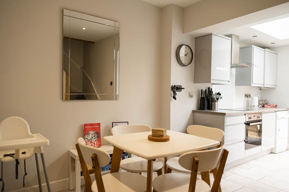 Coffee/tea facilities, Kitchen or kitchenette, Dining area, minibar, pet friendly, stove