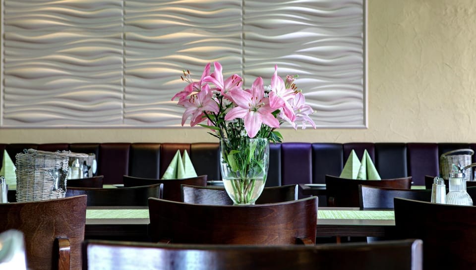 Coffee/tea facilities, Dining area, Garden view, Mountain view, River view, Lunch, Dinner, Drinks, Alcoholic drinks, Non alcoholic drinks