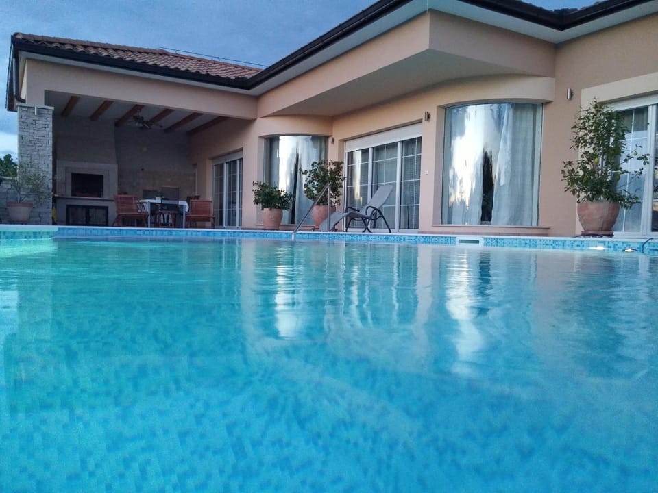Property building, Swimming pool, Swimming pool