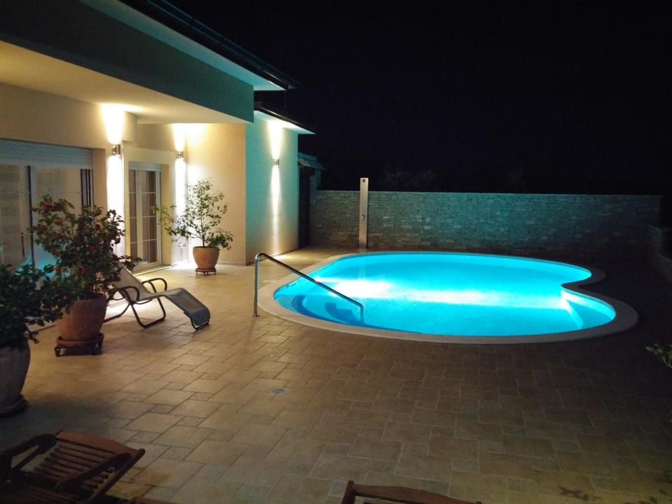 Swimming pool, Swimming pool
