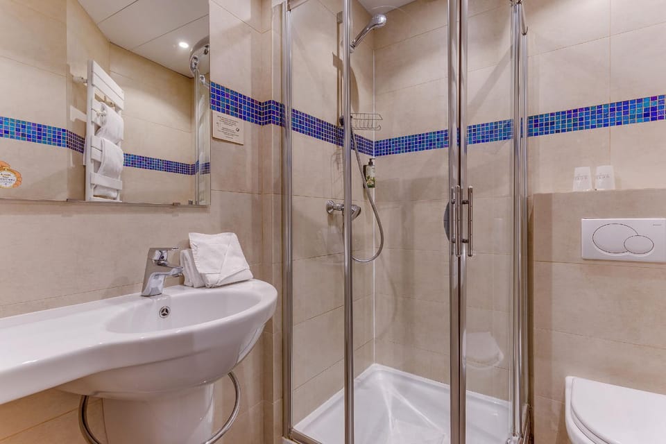 Shower, Toilet, Bathroom, Bath, towels