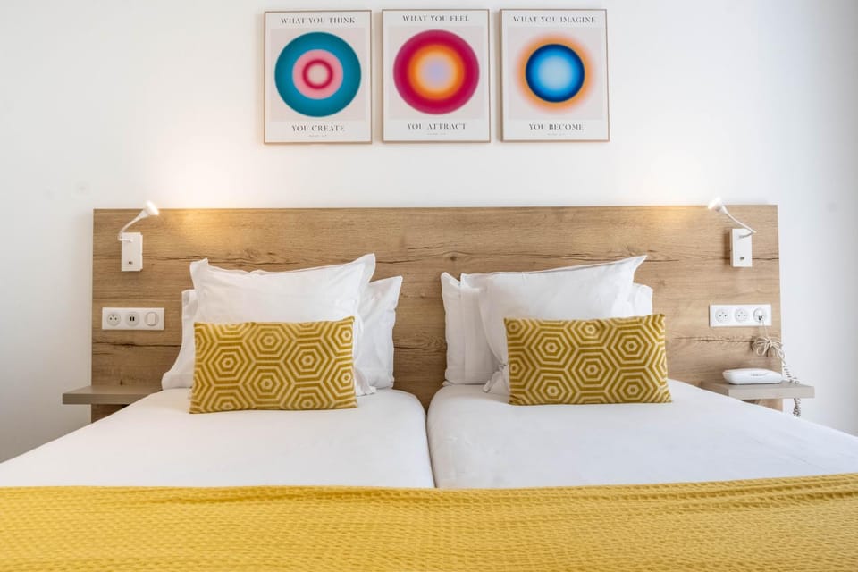 Bed, Photo of the whole room, Decorative detail, Bedroom