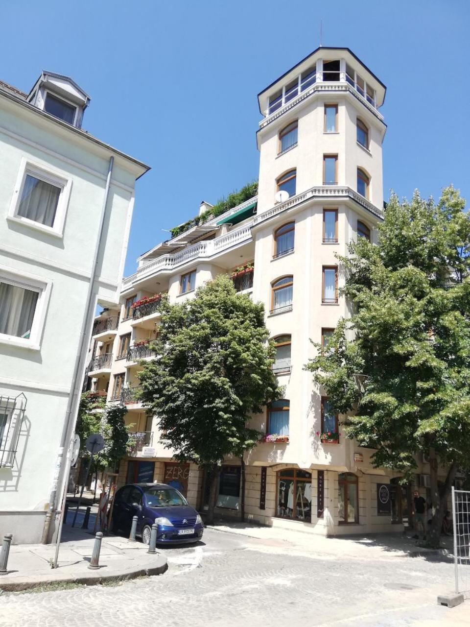 Property building, Neighbourhood