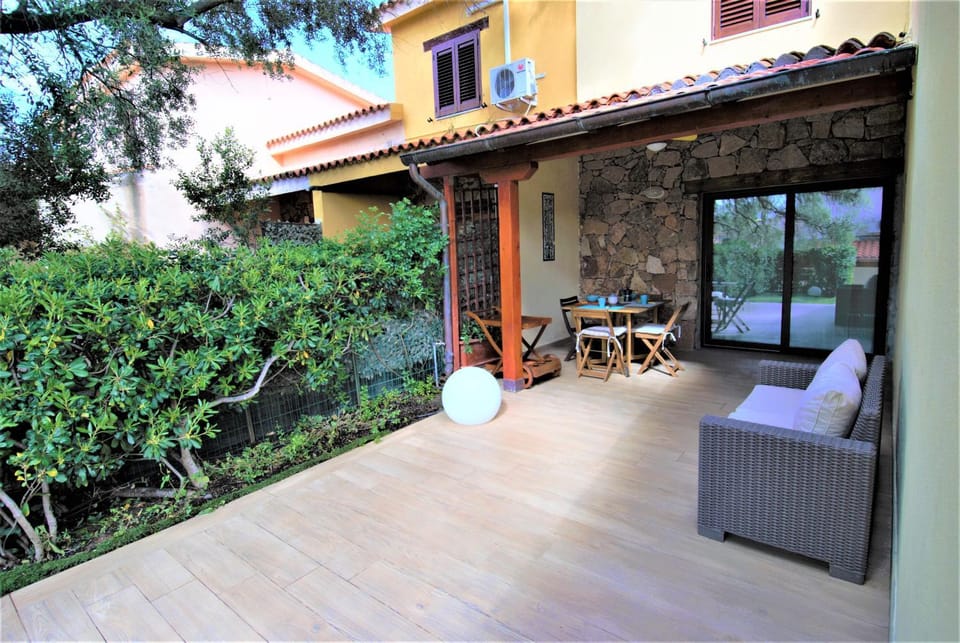 Facade/entrance, Garden view