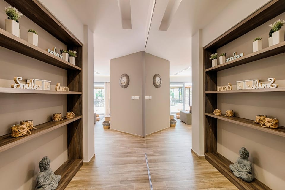 Decorative detail, Area and facilities