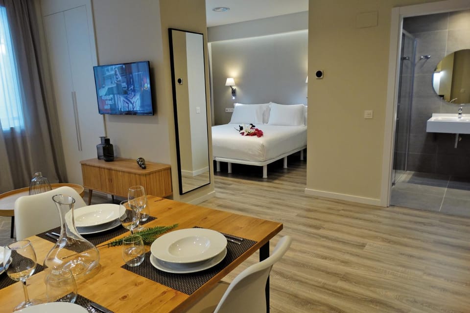 Bed, Bathroom, TV and multimedia, Living room, Photo of the whole room, Dining area, Bedroom
