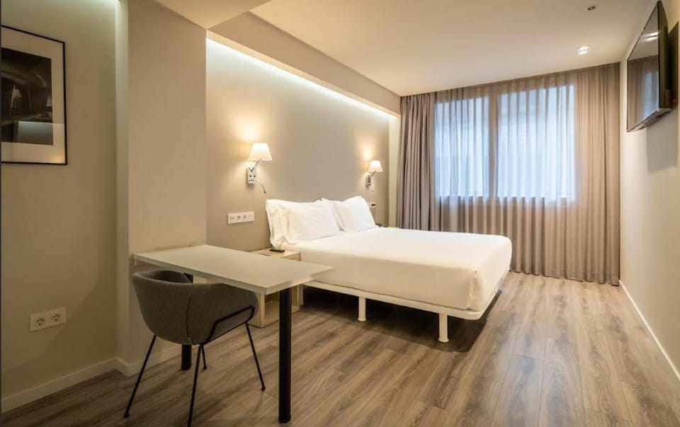 Bed, Seating area