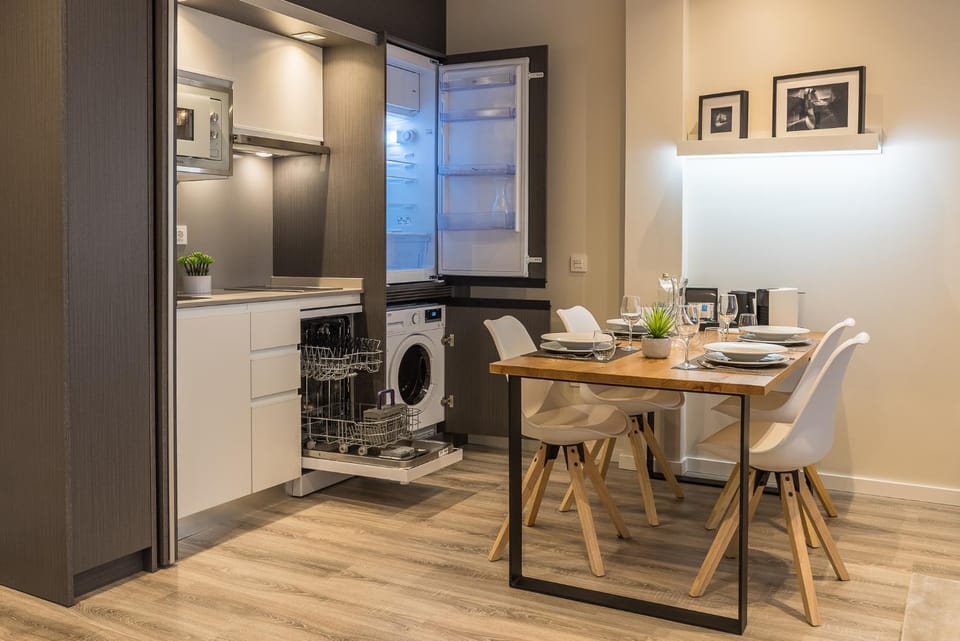 Kitchen or kitchenette, Dining area