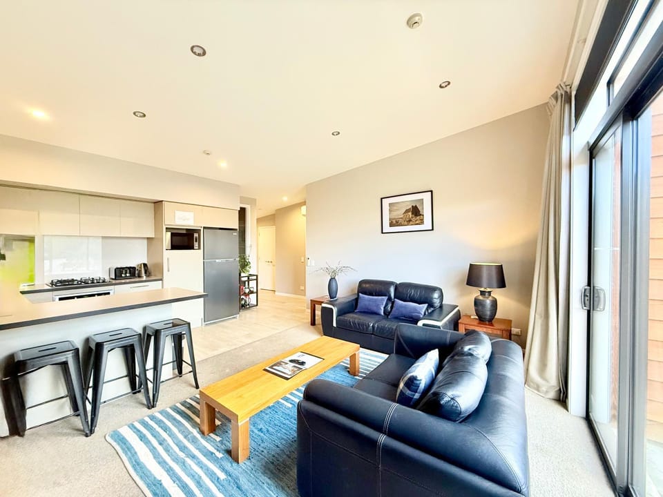 Kitchen or kitchenette, Living room, Seating area, Dining area