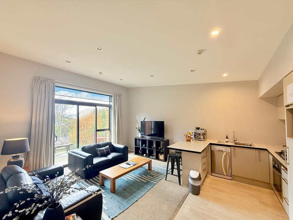 Kitchen or kitchenette, Living room, Seating area, Dining area
