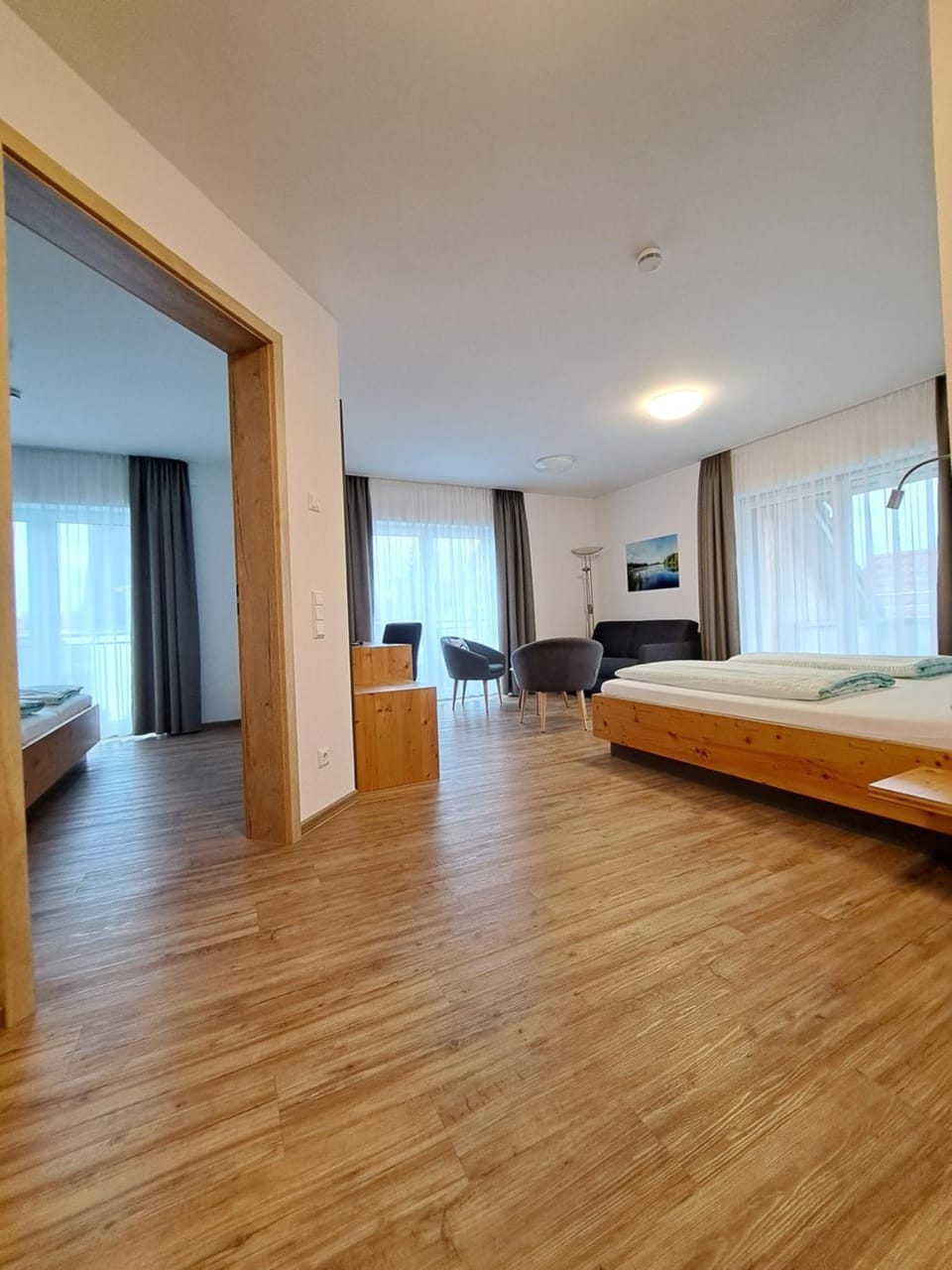Bed, TV and multimedia, Photo of the whole room, Bedroom