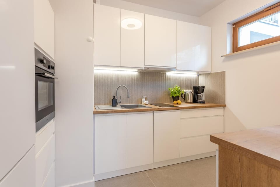 Coffee/tea facilities, Kitchen or kitchenette, dishwasher, stove