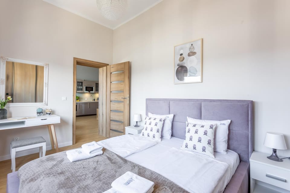 Bed, Bedroom, towels