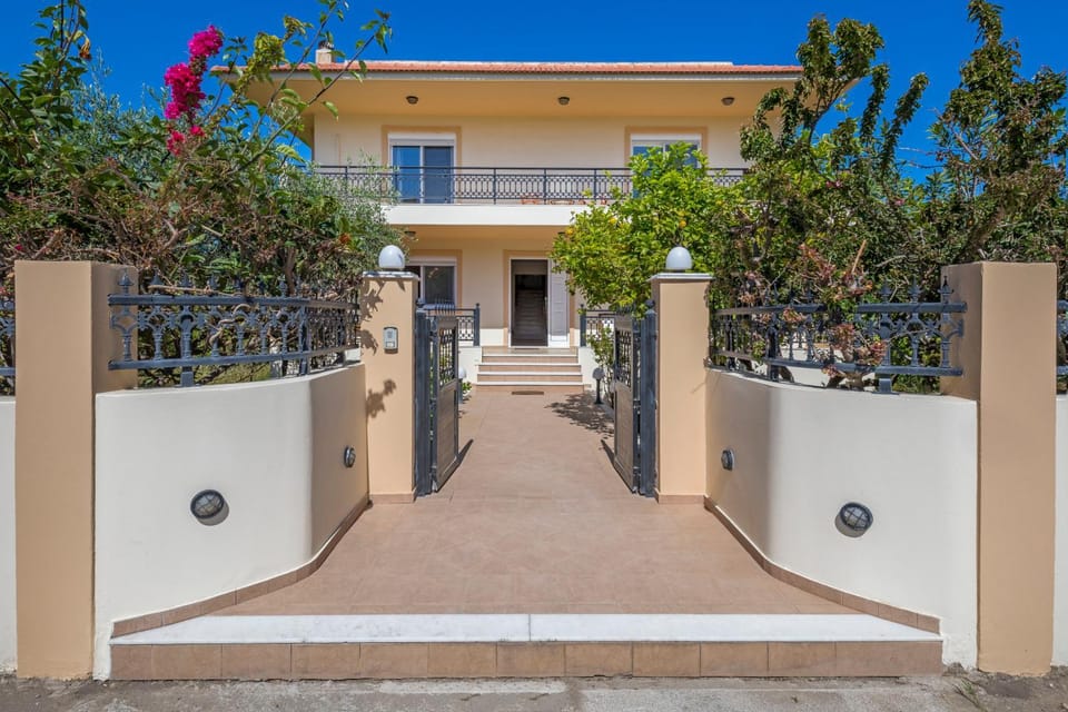 Facade/entrance, Natural landscape, Garden, Balcony/Terrace, Garden view, Landmark view, Mountain view, Street view