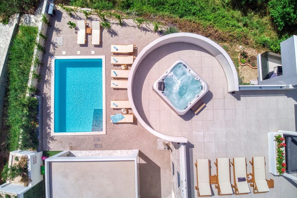 VILLA CVITA is a modern 5-bedroom villa with a Jacuzzi, a Gym and Finnish Sauna, a heated pool, and amazing views Villa in Šibenik-Knin County, Croatia