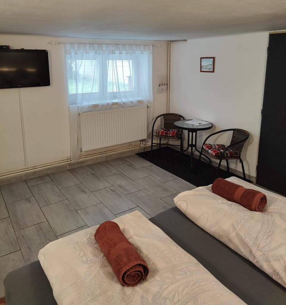 Bed, TV and multimedia, Bedroom