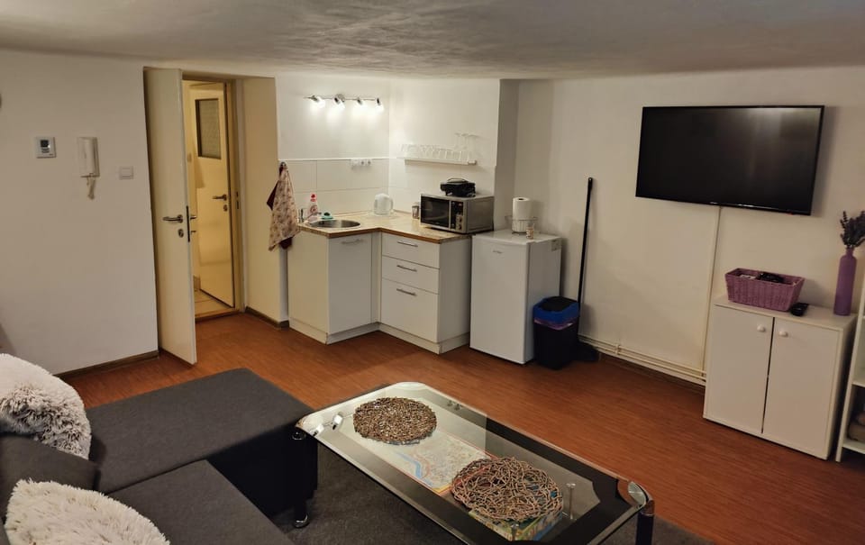 TV and multimedia, Kitchen or kitchenette, Living room, Seating area