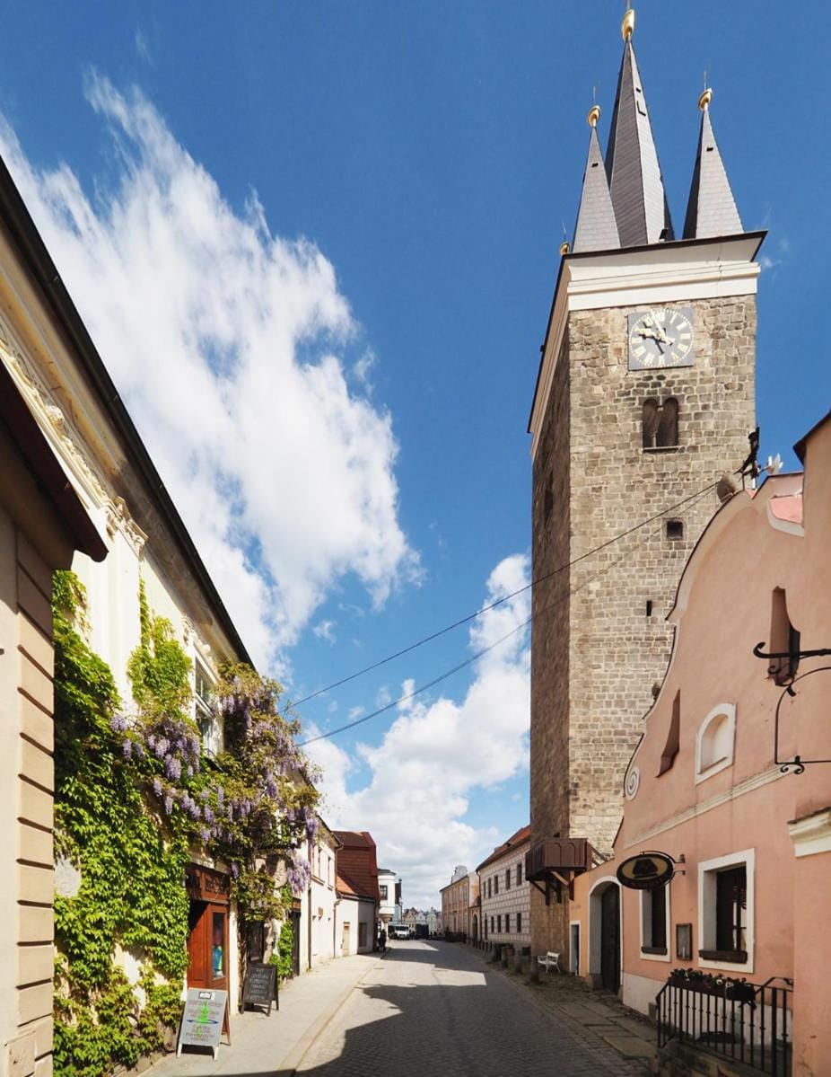 Nearby landmark, Facade/entrance, Neighbourhood