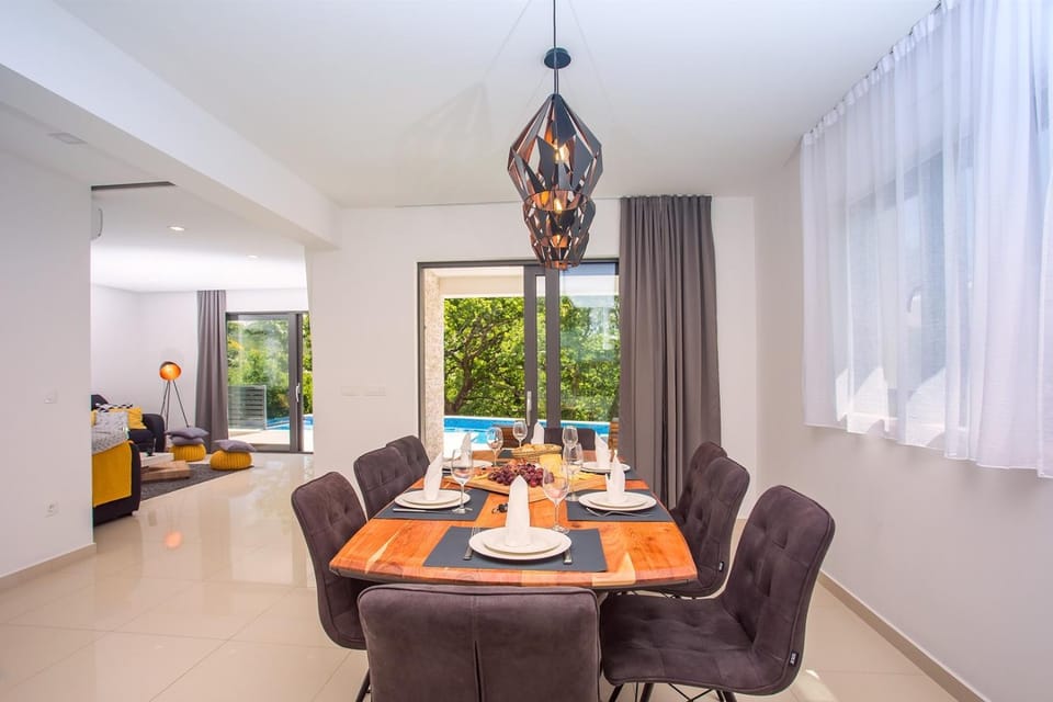 Balcony/Terrace, Living room, Dining area, Swimming pool, air conditioner