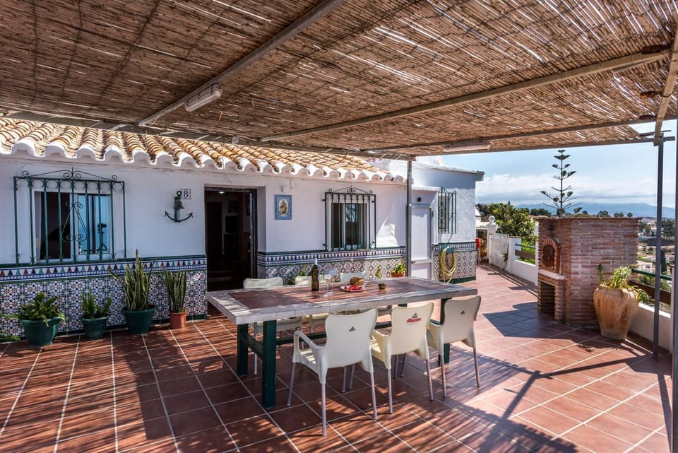 Property building, Balcony/Terrace, Living room