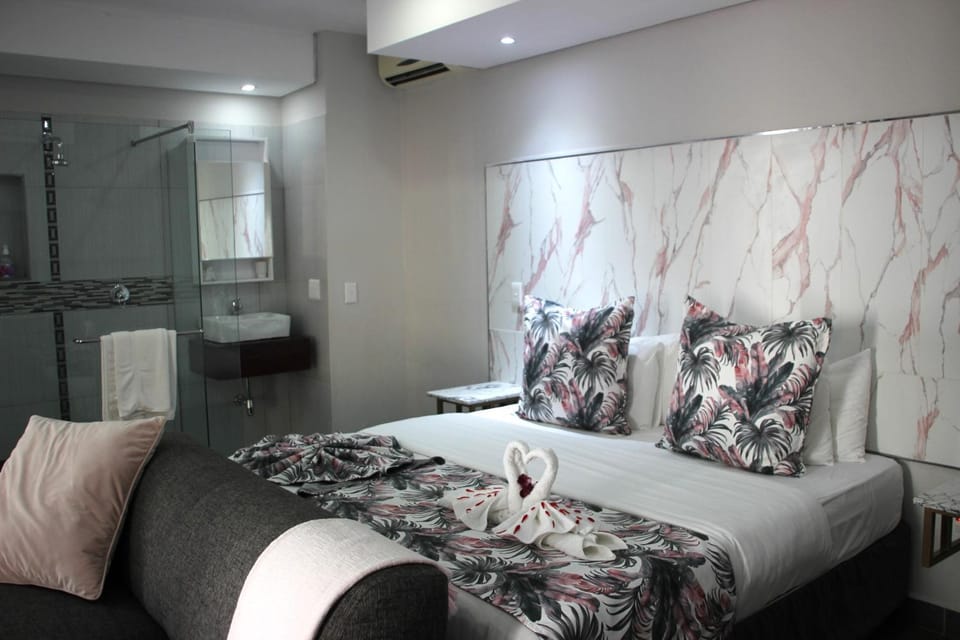 Shower, Bed, Seating area