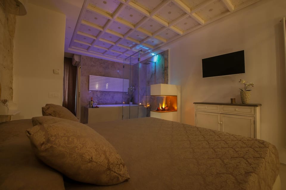 Bed, TV and multimedia, Photo of the whole room, Bedroom