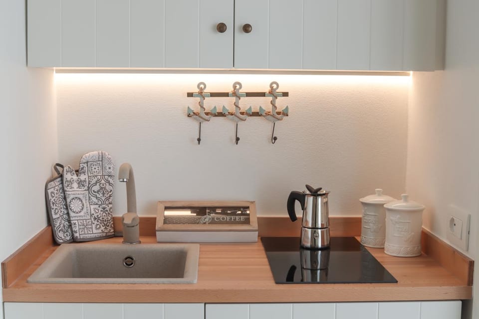 Coffee/tea facilities, Kitchen or kitchenette, stove