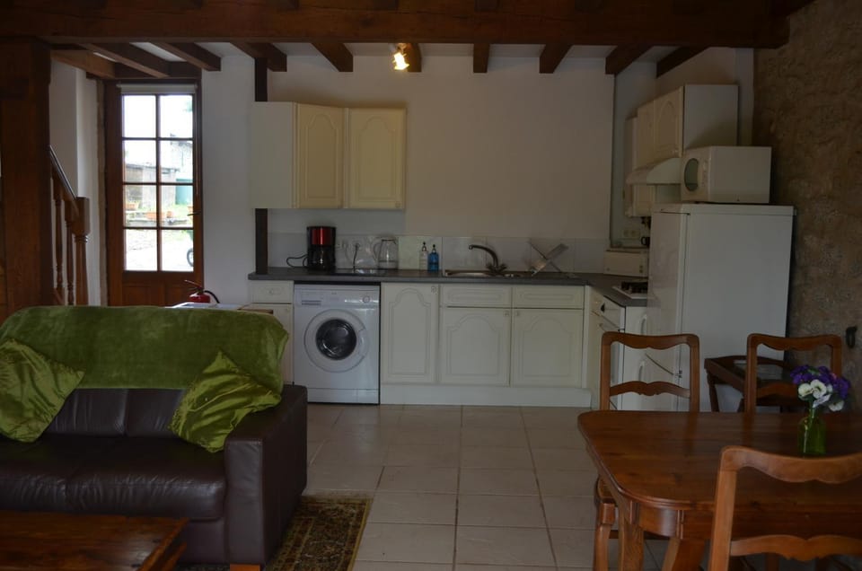 Kitchen or kitchenette, Living room, Seating area, minibar, stove, washing machine, kitchen
