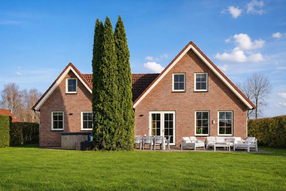 Comfort Villa Buitenlust 14p - Spacious Private Garden & Hot Tub House in Zeewolde