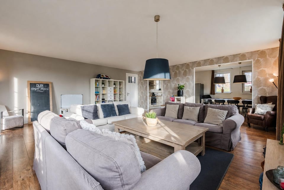 Comfort Villa Buitenlust 14p - Spacious Private Garden & Hot Tub House in Zeewolde
