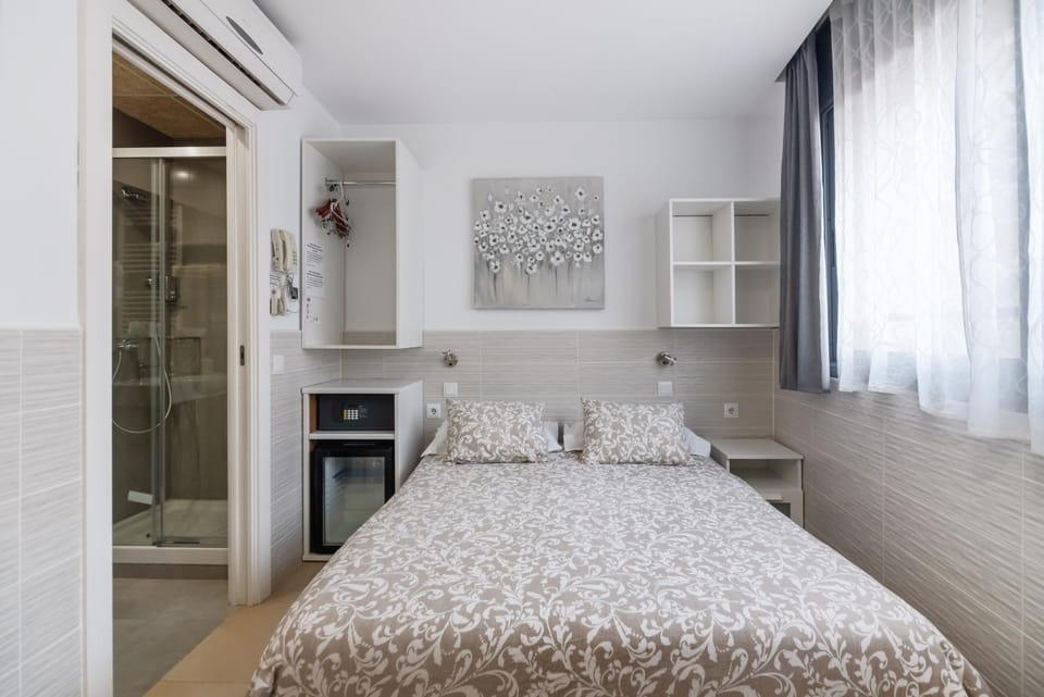 Hostal House Bed and Breakfast in L'Hospitalet de Llobregat