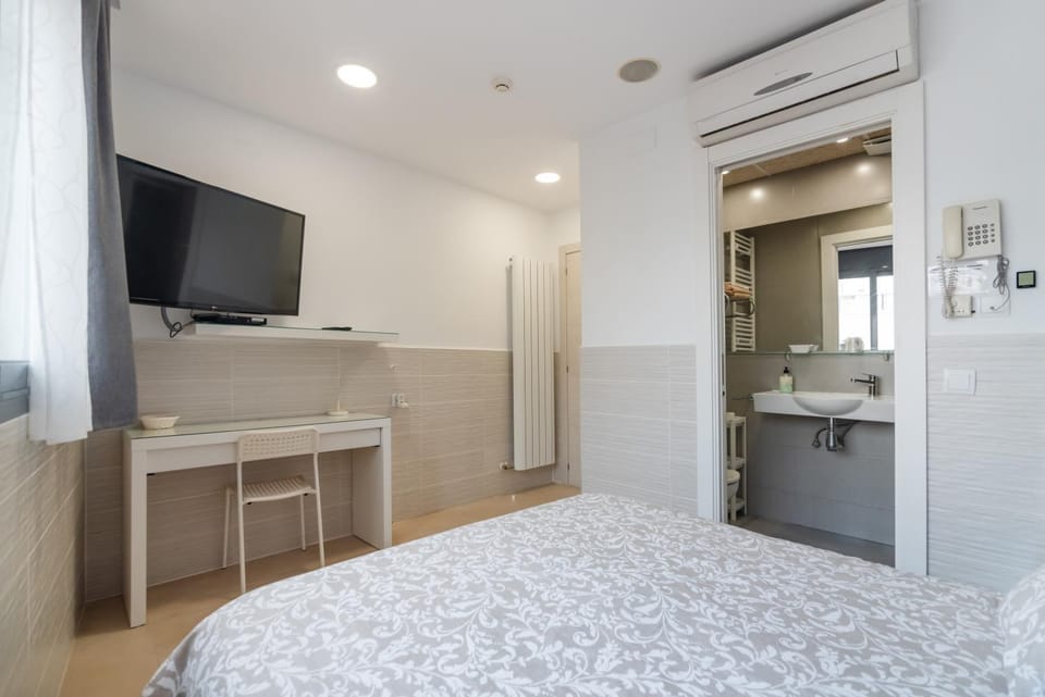 Hostal House Bed and Breakfast in L'Hospitalet de Llobregat