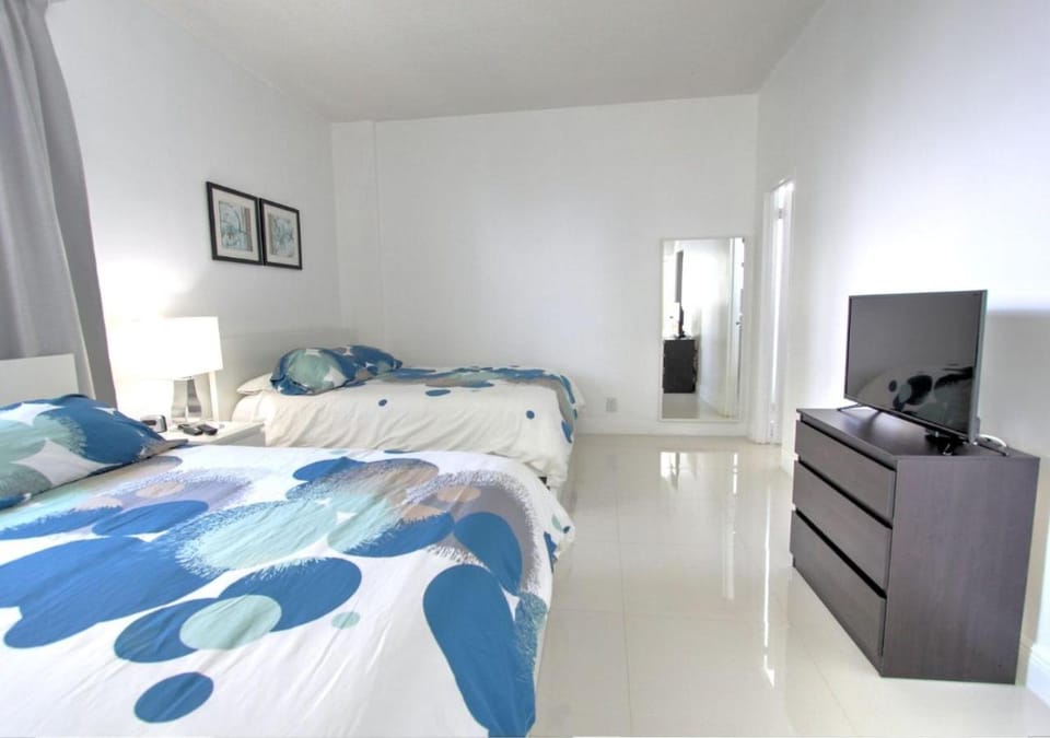 Bed, TV and multimedia, Bedroom