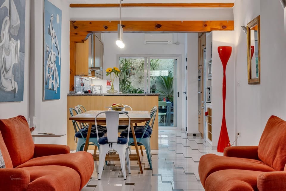 Communal lounge/ TV room, TV and multimedia, Dining area, Dinner, air conditioner