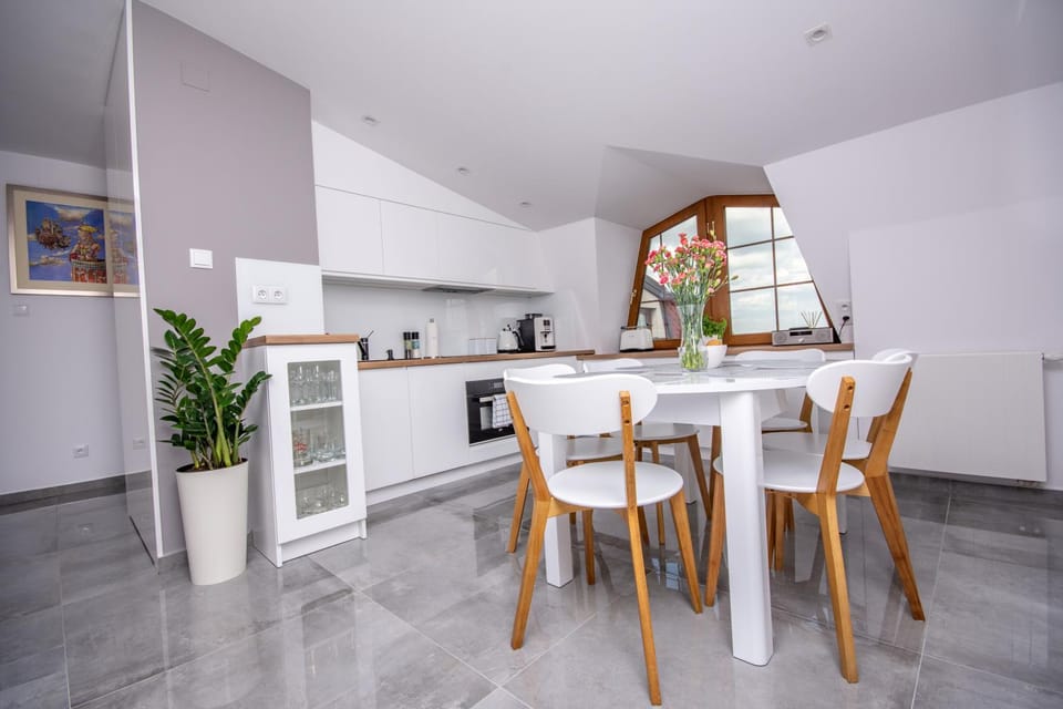 Kitchen or kitchenette, Dining area, dishwasher, oven, pet friendly, stove, toaster