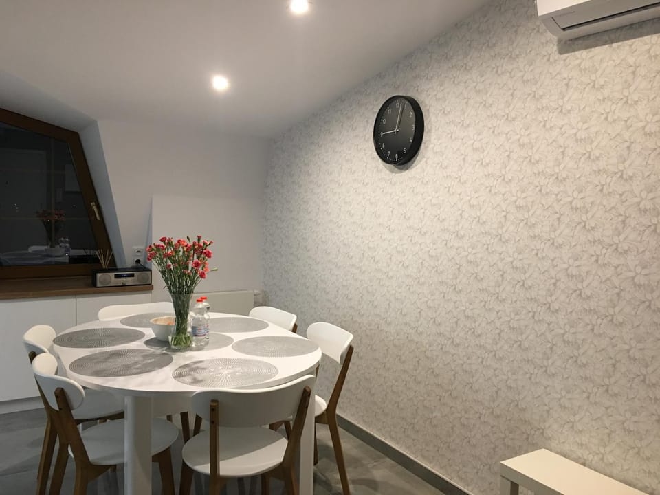 Living room, Seating area, Dining area, air conditioner