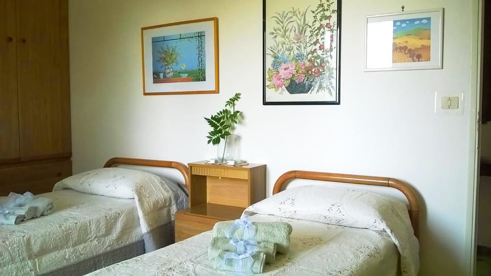 Bed, Photo of the whole room, Decorative detail, Bedroom