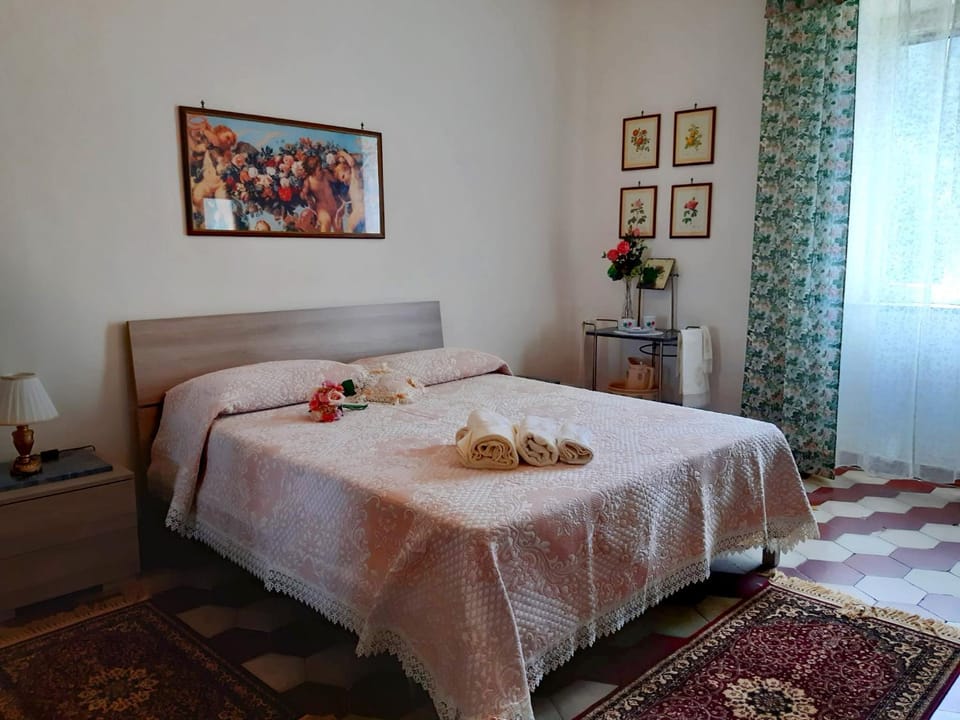 Bed, Photo of the whole room, Decorative detail, Bedroom