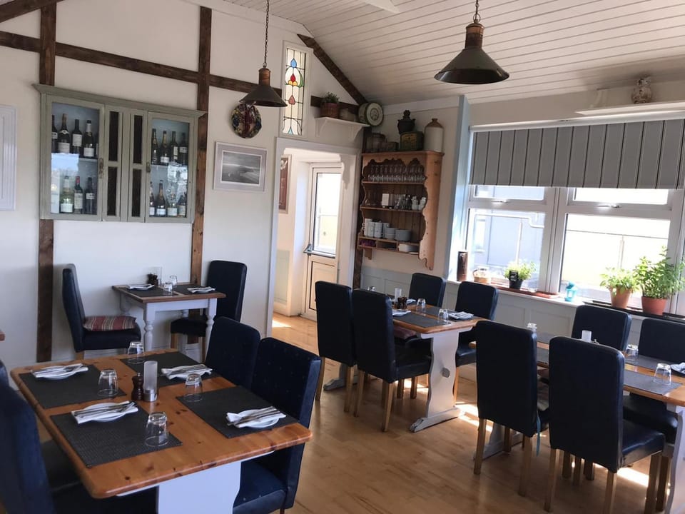 Seating area, Breakfast