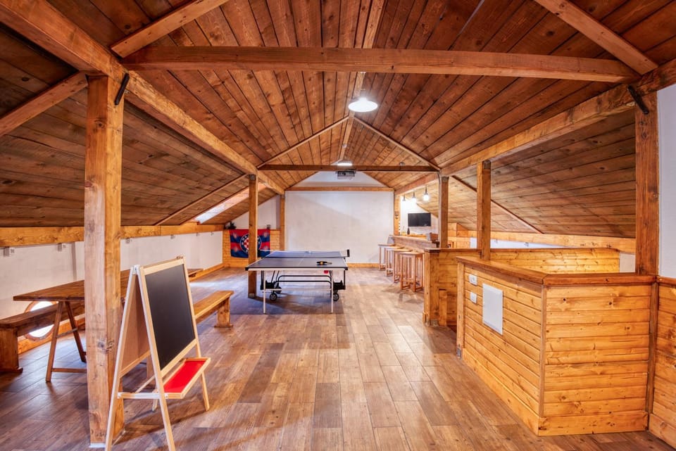 Communal lounge/ TV room, Darts, Game Room, Table tennis, Lounge or bar, Fitness centre/facilities, Evening entertainment, Sports, Entertainment