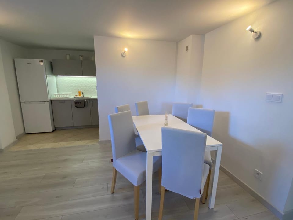 Kitchen or kitchenette, Living room, Seating area, Dining area, dishwasher, hair dresser