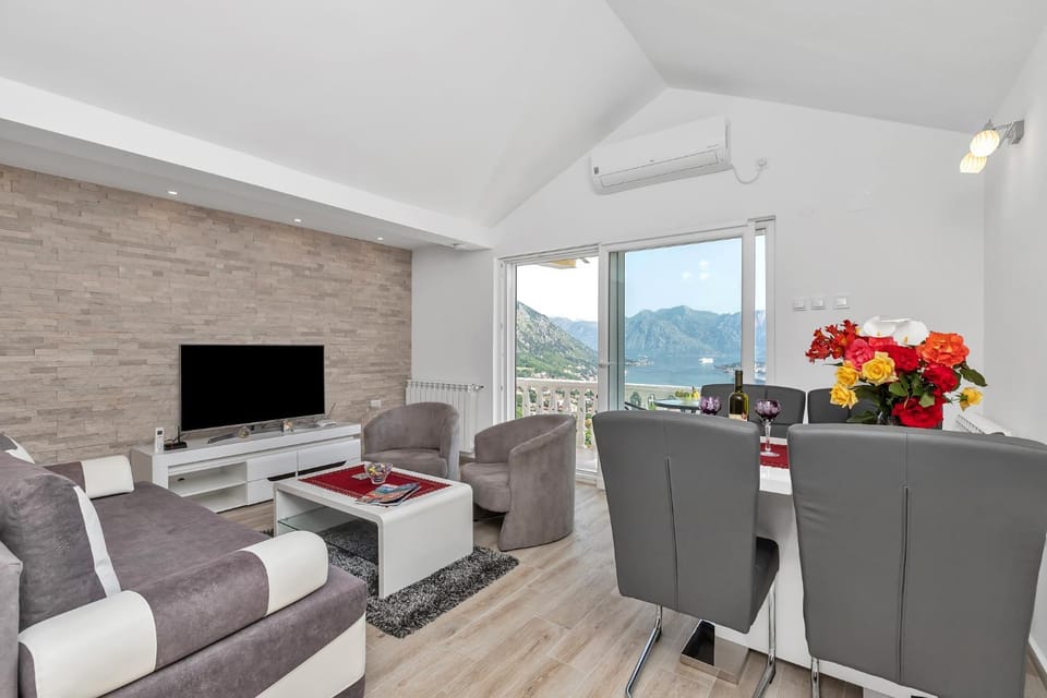 Communal lounge/ TV room, TV and multimedia, View (from property/room), Living room, City view, Garden view, Sea view